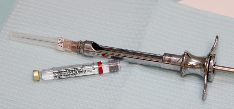 Dental syringe along with novocaine carpule